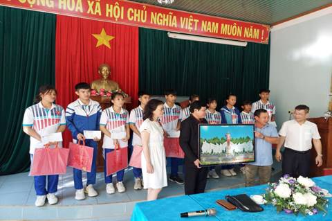 Bệnh viện Thể thao Việt Nam tặng quà cho VĐV có hoàn cảnh khó khăn tại Trung tâm Huấn luyện và Thi đấu thể thao tỉnh